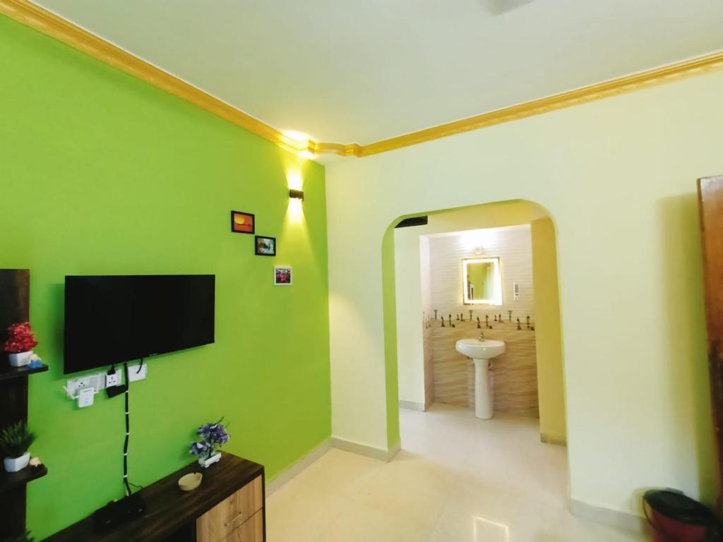 TV a/nebo společenská místnost v ubytování Beach Shalom Luxury Apartment and Villa Colva
