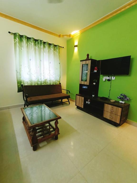 TV a/nebo společenská místnost v ubytování Beach Shalom Luxury Apartment and Villa Colva
