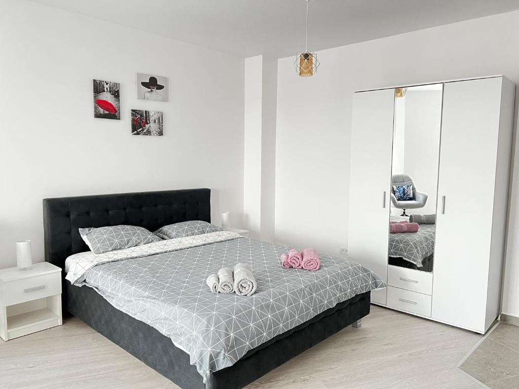 een slaapkamer met een bed met twee paar schoenen erop bij Apartment Mara 2 in Timişoara