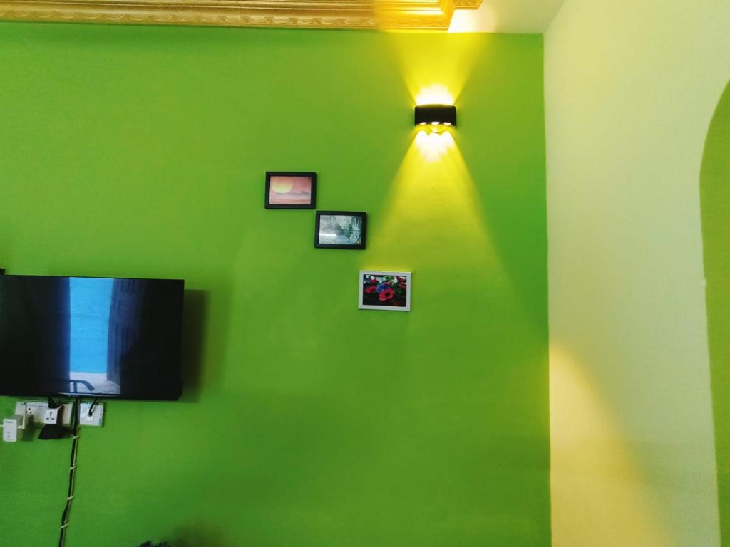 TV a/nebo společenská místnost v ubytování Beach Shalom Luxury Apartment and Villa Colva