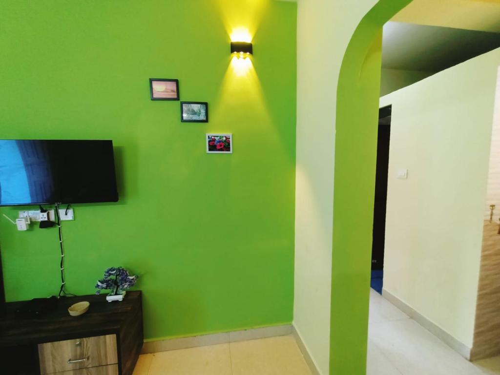 TV a/nebo společenská místnost v ubytování Beach Shalom Luxury Apartment and Villa Colva