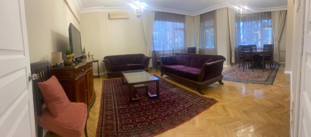 Et opholdsområde på Serene & Spacious 3BR Apartment in Istanbul's Prime Location - Discover Vibrant Seafront Living