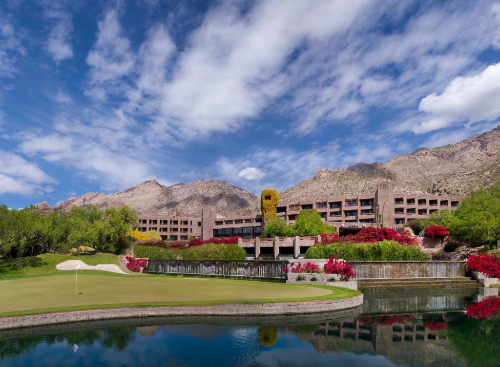 vista para o campo de golfe no resort em Loews Ventana Canyon Resort em Tucson