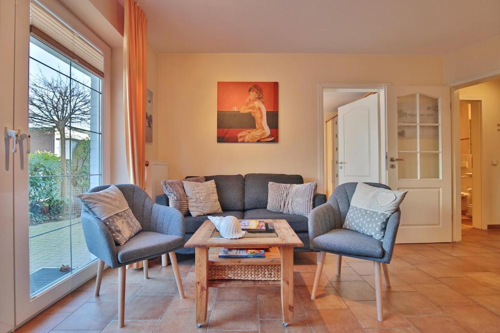 un soggiorno con divano, sedie e tavolo di Sunshine-Residenz Sunshine Residenz Appartement 2 a Timmendorfer Strand