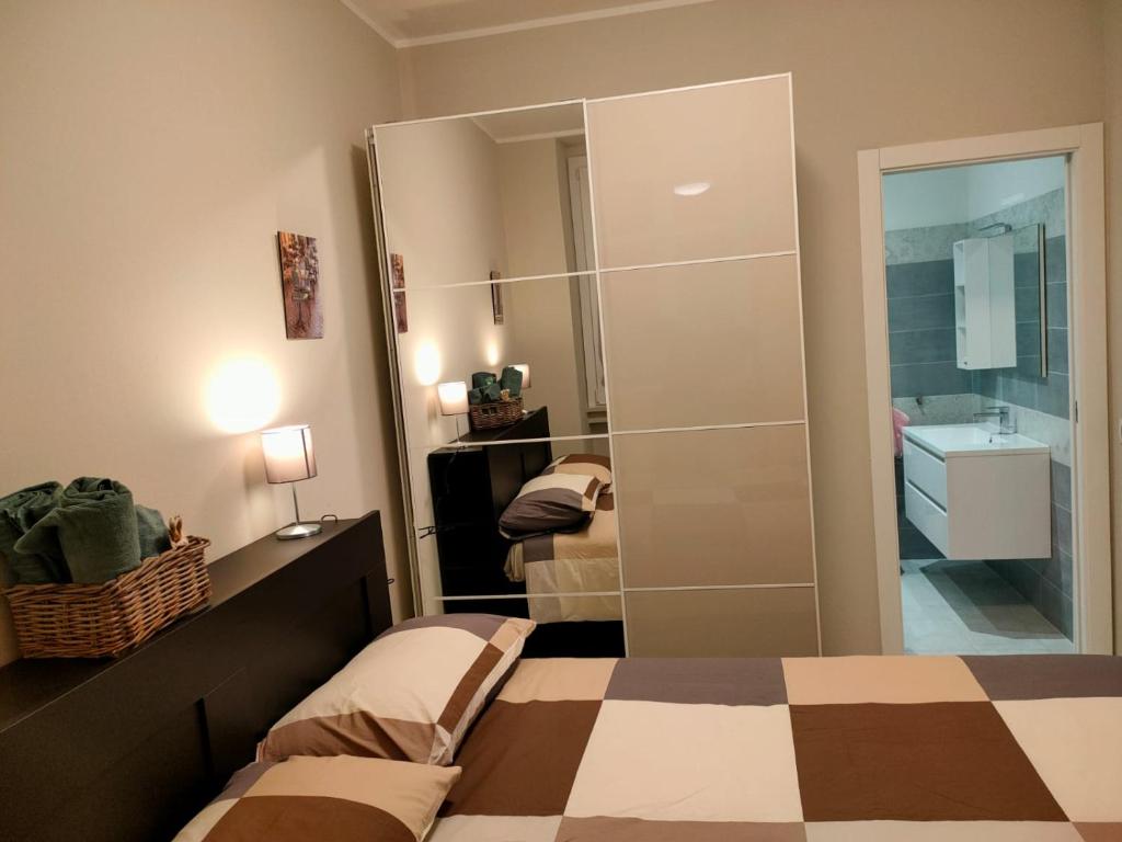 a small bedroom with a bed and a bathroom at Residenza Il principe, Bilocale 2 in centro in Parma