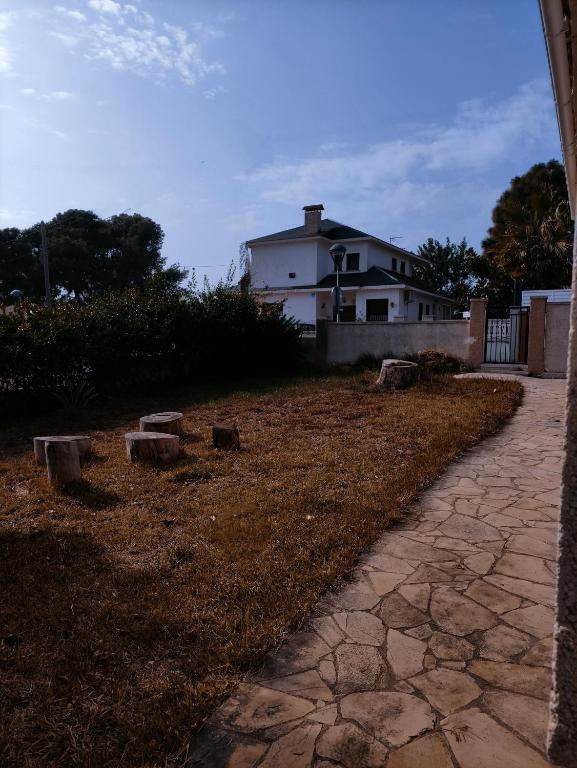 Fotografia z galérie ubytovania Casa con jardín y barbacoa en Cunit v destinácii Cunit