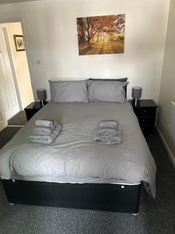 łóżko w sypialni z ręcznikami w obiekcie The Pickwick Inn w mieście Kingsbridge