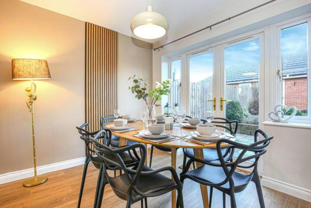 a dining room with a table and chairs at Berrywood House - Close to Northampton Town Centre - Free Parking, Fast Wifi, SmartTV with Netflix by Yoko Property in Northampton