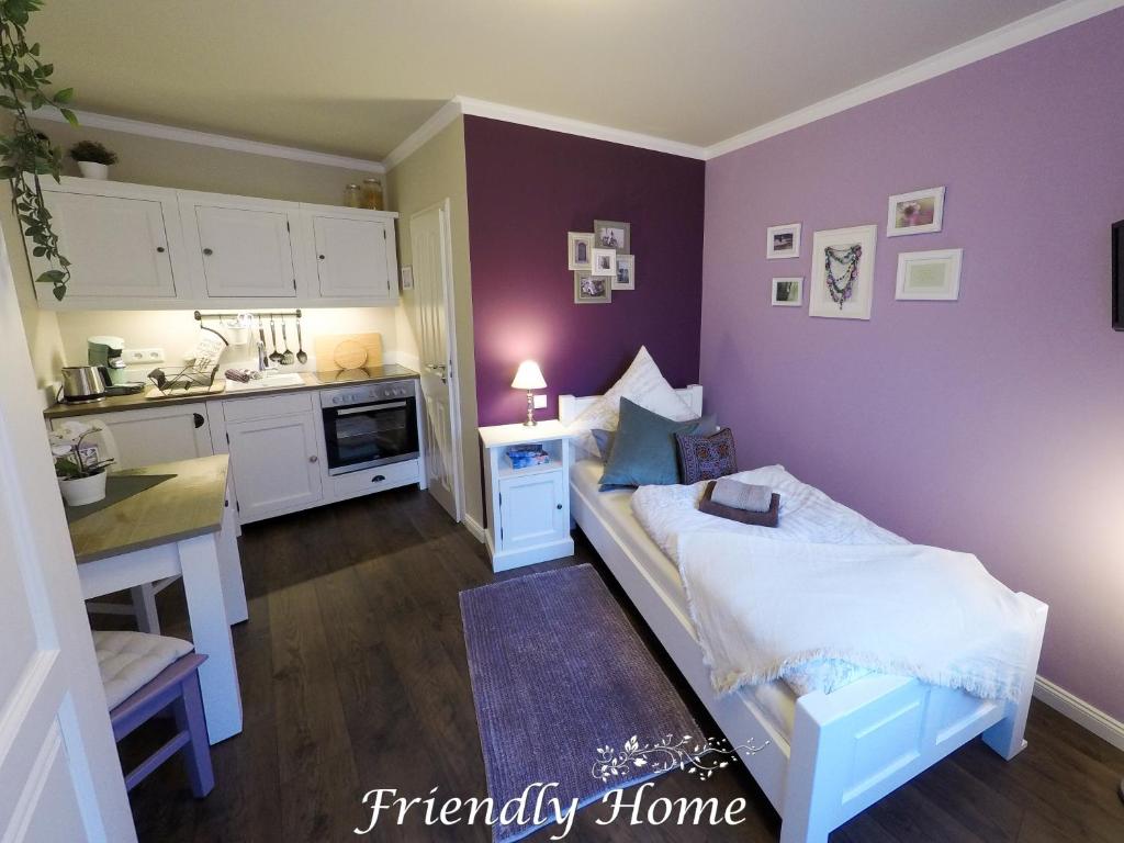 een kleine slaapkamer met een bed en een keuken bij Friendly Home - Einzelappartement "Calm" Köln Bonn Phantasialand in Brenig