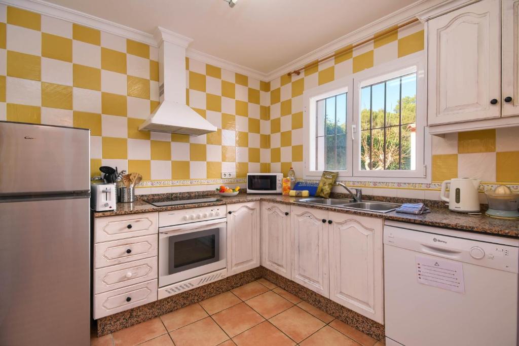 ハベアにあるMonte Verdeの黄色と白のチェッカーの壁紙を使用したキッチン