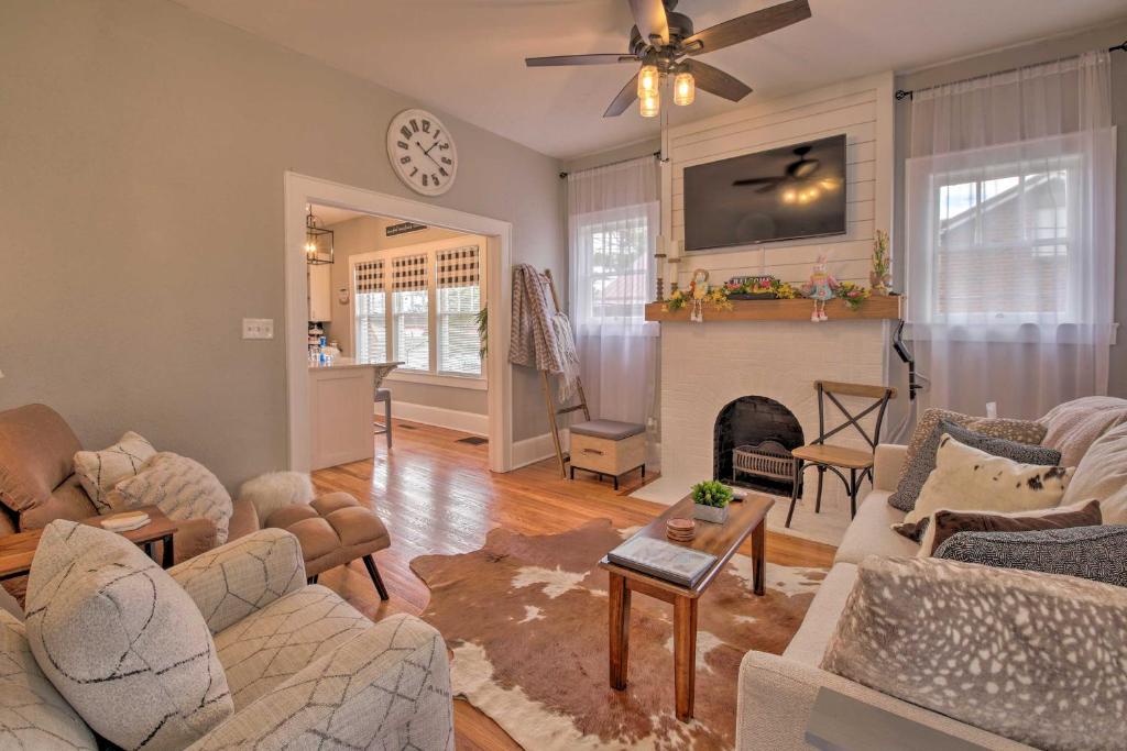 Una sala de estar con dos sofás y una chimenea. en Modern, Sun-Lit Retreat with Fire Pit and Yard!, en Jefferson City