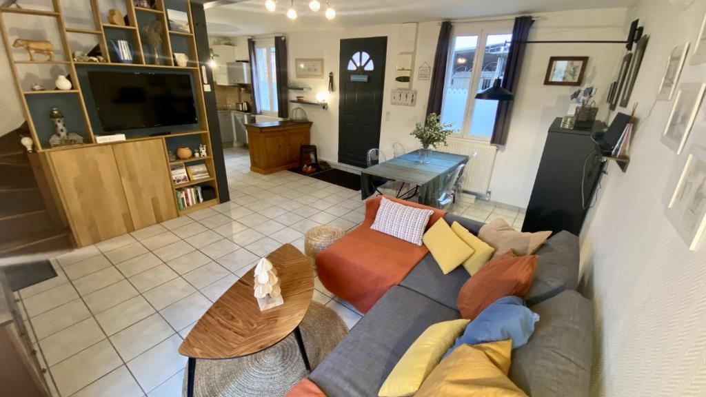 an overhead view of a living room with a couch at Les Volets Bleus in Saint-Valery-sur-Somme