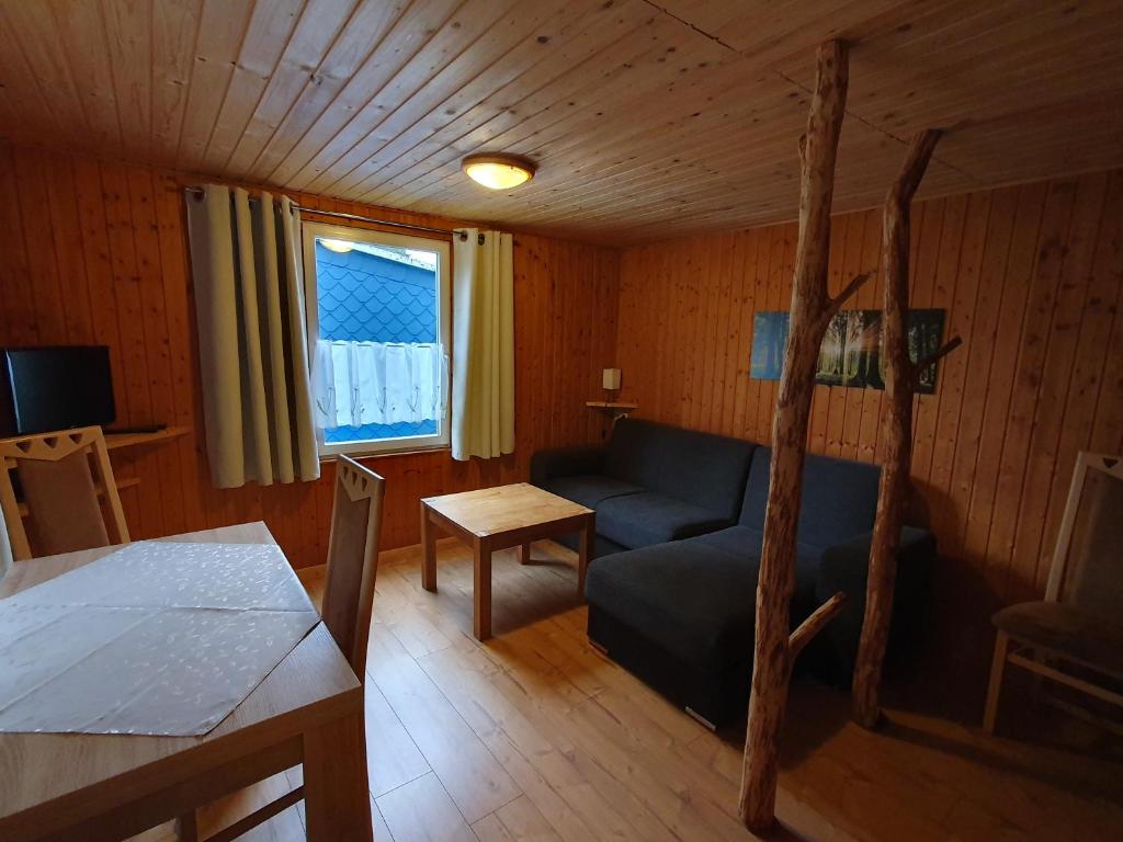 Ferienhäuser & Bungalows - Naturcamp Meyersgrund im Thüringer Wald - Huis Met één Slaapkamer