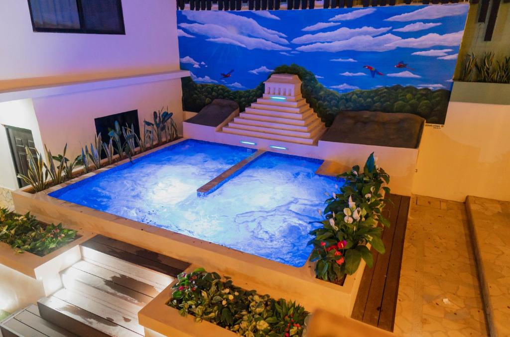una grande piscina al centro di una stanza di Casa Janaab Palenque a Palenque