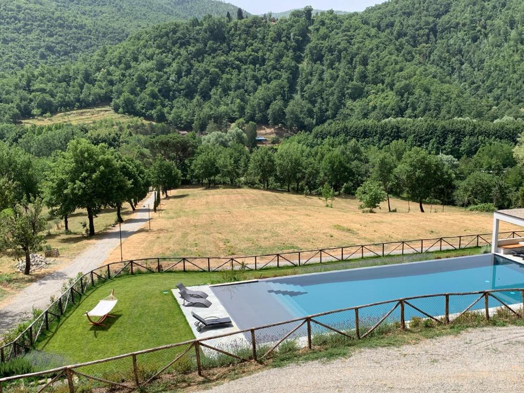 una piscina con vistas a la montaña en Gea - In Parulia Country House, en Arezzo