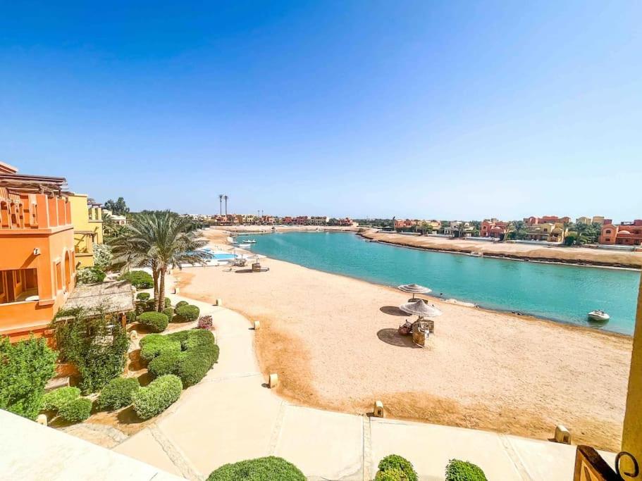 Galeriebild der Unterkunft Spacious Design Apt in Gouna at Infinity Pool and Lagoon View in Hurghada