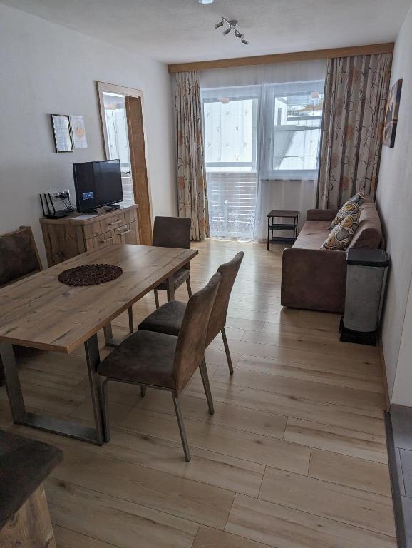 Televízia a/alebo spoločenská miestnosť v ubytovaní Appartements Gotthardt
