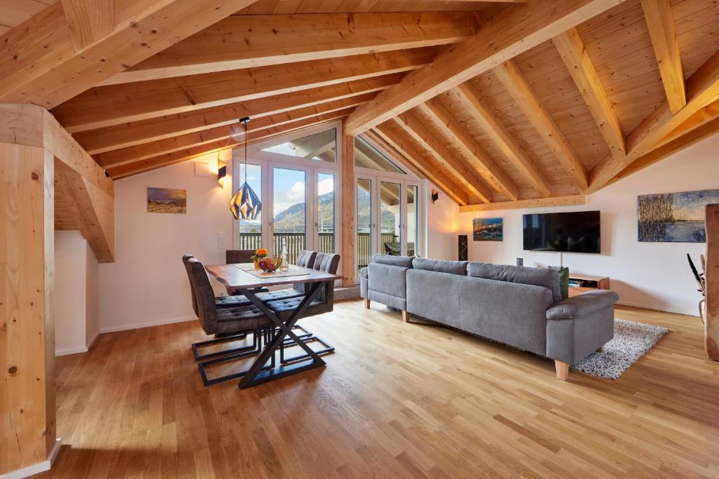 sala de estar con mesa y sofá en Bergtraum, en Garmisch-Partenkirchen
