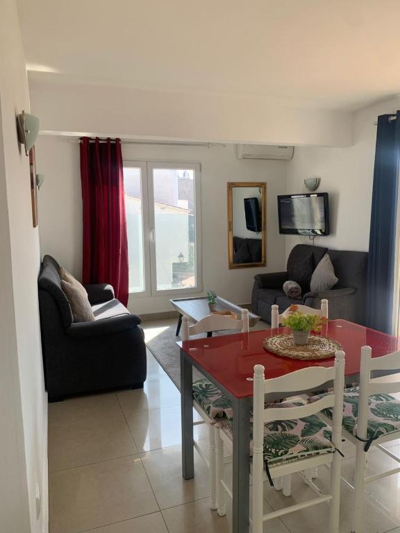Posezení v ubytování Waterside Apartment - Two Bedroom