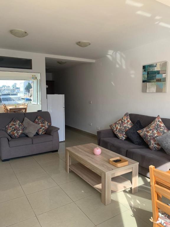 Posezení v ubytování Waterside Apartment - Two Bedroom