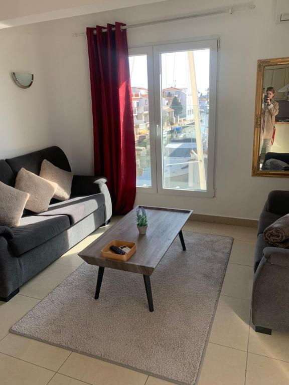 Posezení v ubytování Waterside Apartment - Two Bedroom