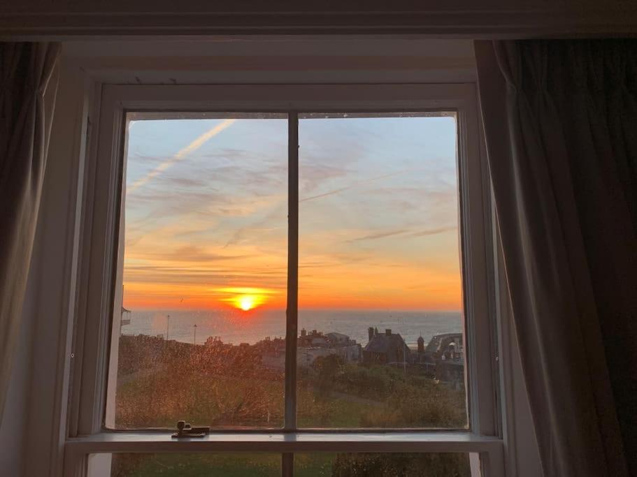 una ventana con vistas a la puesta de sol en Georgian 5 storey house, seaviews, cinema room en Kent