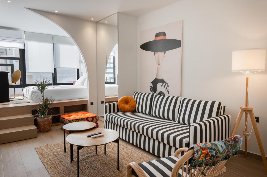 uma sala de estar com um sofá e uma cama em MadaM Apartments - elegant, cozy, comfortable, central em Ioannina