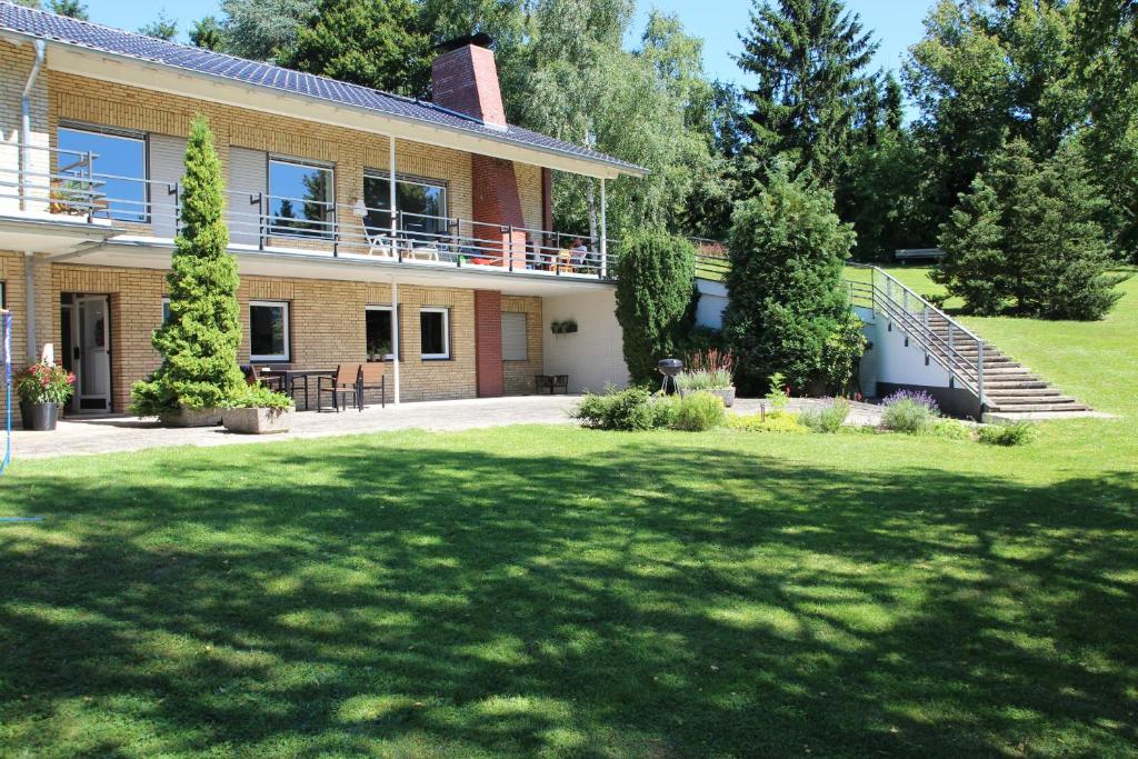 una casa con un gran patio delante de ella en Villa Schönau en Bad Münstereifel