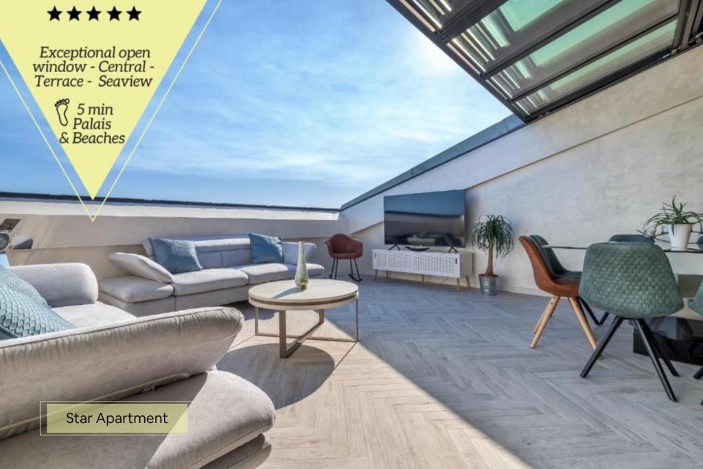 un soggiorno con divano e tavolo di Residence Provencal - Luxurious - 300m Palais - LRA CANNES a Cannes