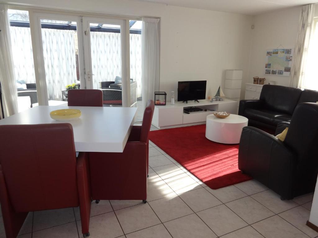 een woonkamer met een witte tafel en een bank bij Kustverhuur, Park Scheldeveste, Schelde 220 in Breskens