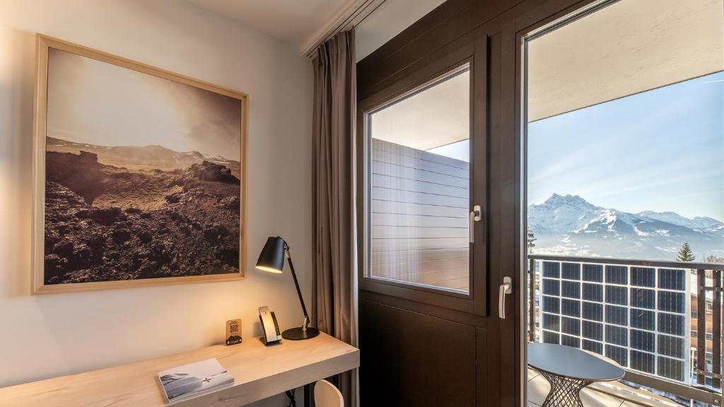 Nespecifikovaný výhled na hory nebo výhled na hory při pohledu z hotelu