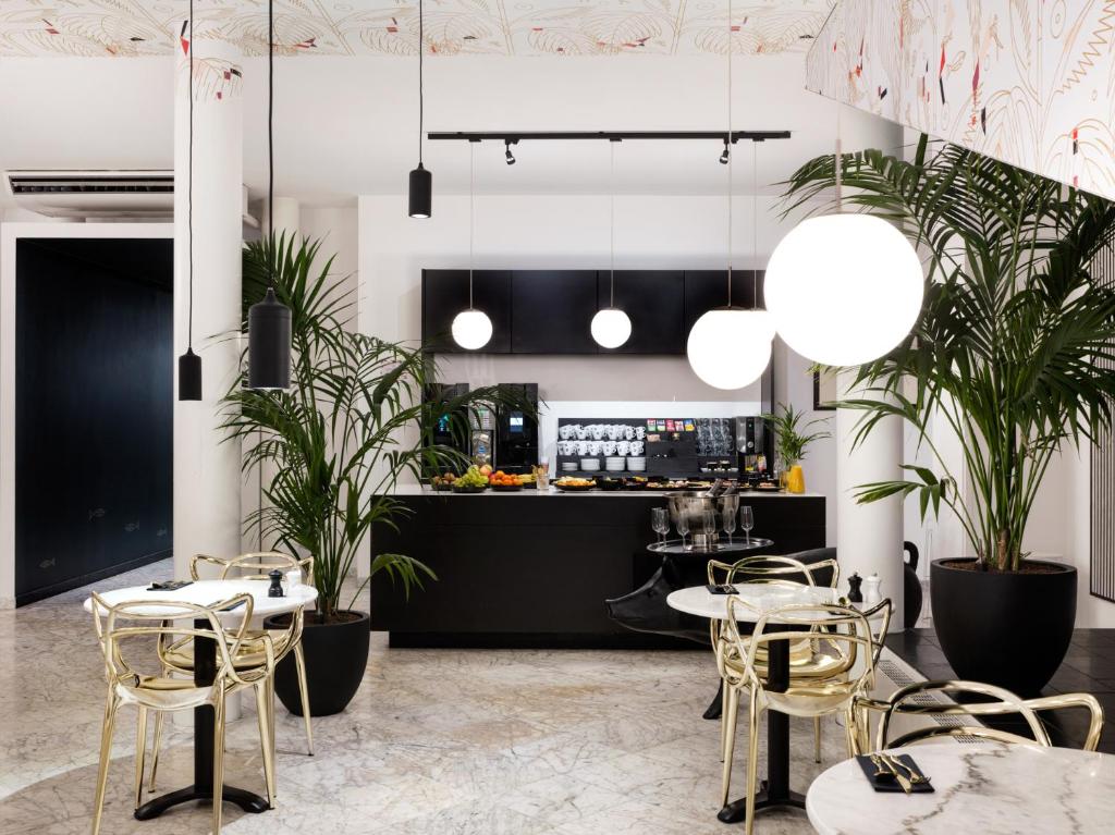 een restaurant met tafels en stoelen en potplanten bij MABI City Centre in Maastricht