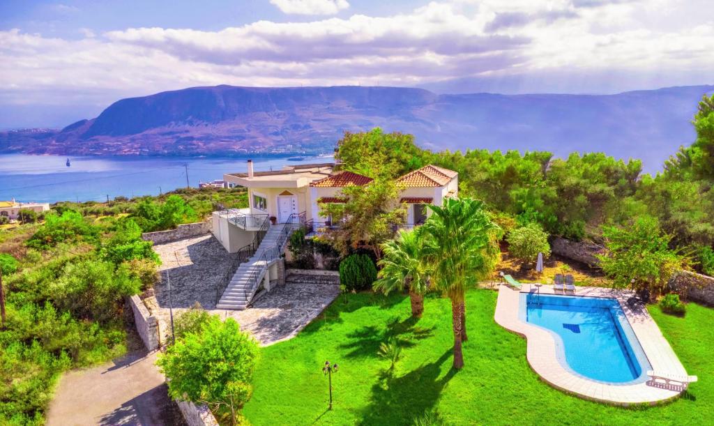 コウノピィディアーナにあるVilla Afroditi in Chania near Airport with Private Pool, Free Wi-Fi, Souda Bay Views, Garden Oasisのスイミングプール付きの家屋の空中ビュー