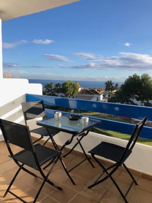 Balkón alebo terasa v ubytovaní Duquesa Suites - superb Sea views & overlooking pool