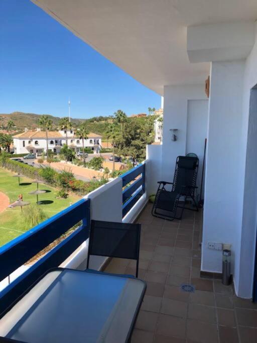Balkón alebo terasa v ubytovaní Duquesa Suites - superb Sea views & overlooking pool