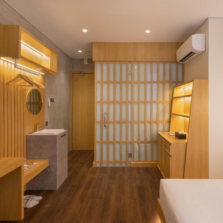Een bed of bedden in een kamer bij The Risman Hotel At Jakarta Airport CBC