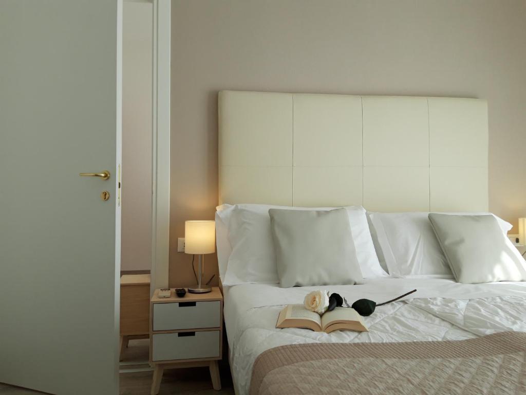 A bed or beds in a room at Hotel Danubio