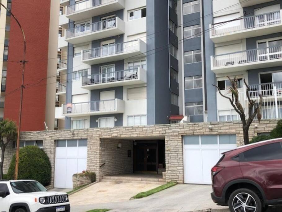 un aparcamiento frente a un gran edificio de apartamentos en Hermoso Depto frente al mar Brown 782 en Mar del Plata