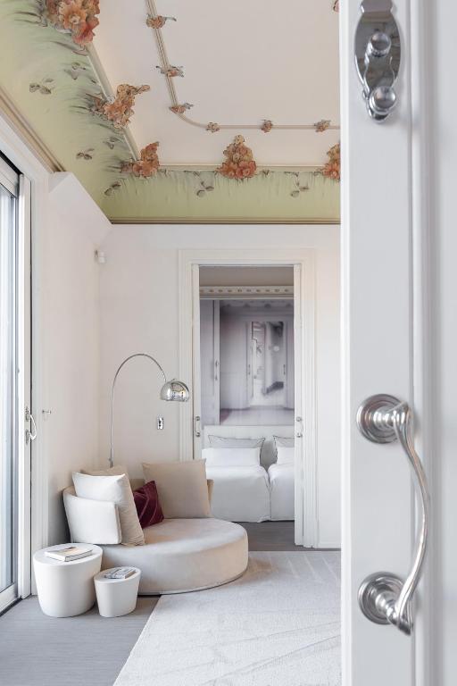 a living room with a couch and a ceiling at El Palauet Royal Suites in Barcelona