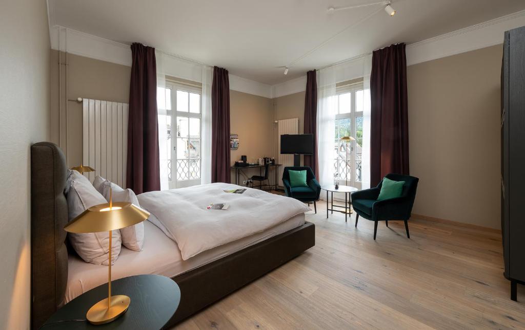 Llit o llits en una habitació de Hotel Schweizerhof Lenzerheide
