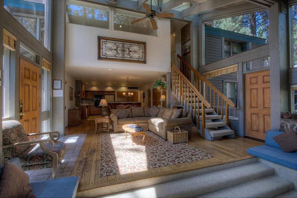 - un grand salon avec un escalier dans une maison dans l'établissement Lucky Lady 404 home, à South Lake Tahoe