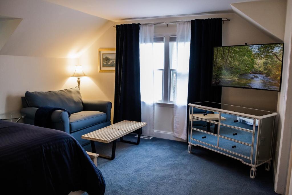Inn at Taughannock Falls - Hillside - Queen Room