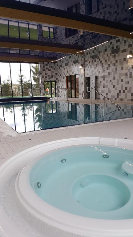 Bazén v ubytovaní Apartament & Spa 5 Mórz alebo v jeho blízkosti