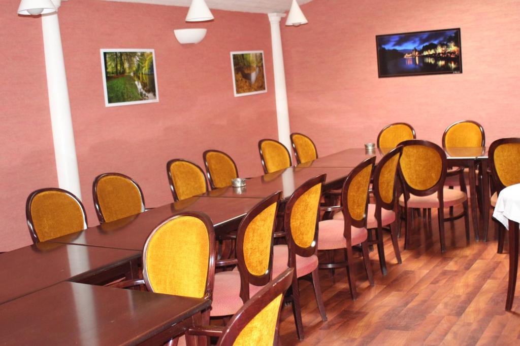 TV a/nebo společenská místnost v ubytování Hôtel Saint-Marc