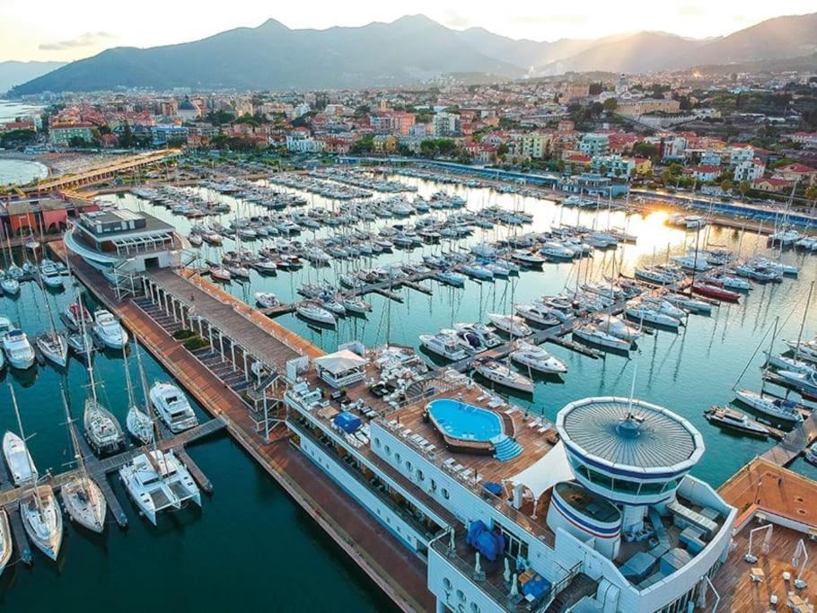 una vista aerea su un porto turistico con barche ormeggiate di Loano: Centro e Mare a portata di mano a Loano