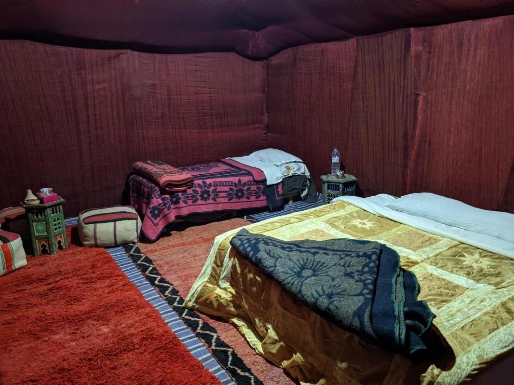 Chegaga Regency Camp في El Gouera: غرفة نوم بسريرين في غرفة