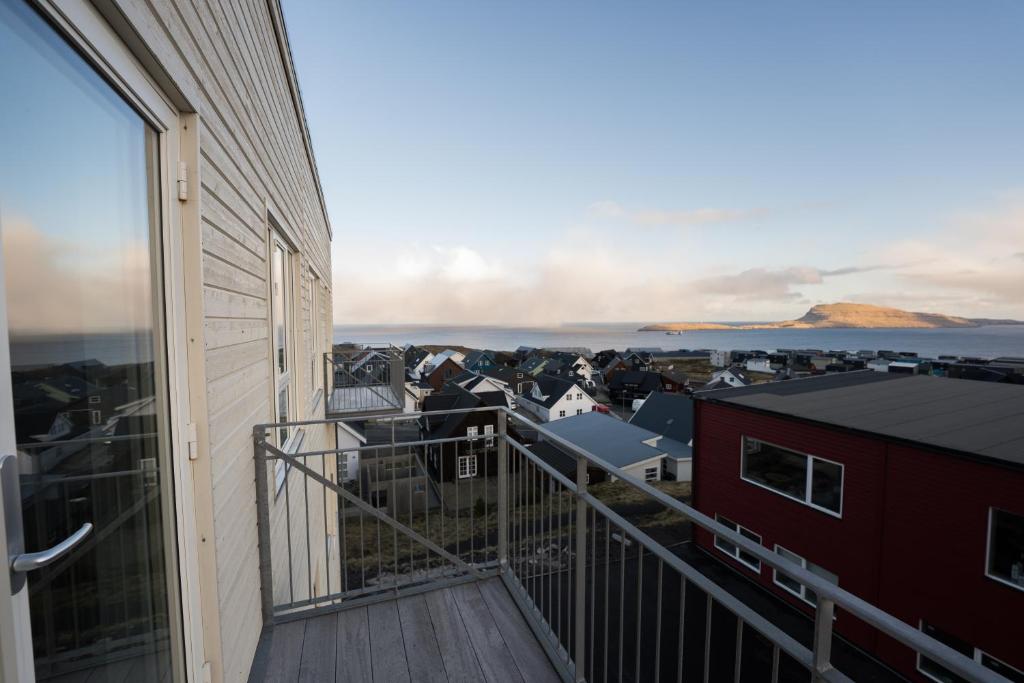 uma varanda com vista para a cidade em New Aparthotel / Panoramic sea view em Tórshavn