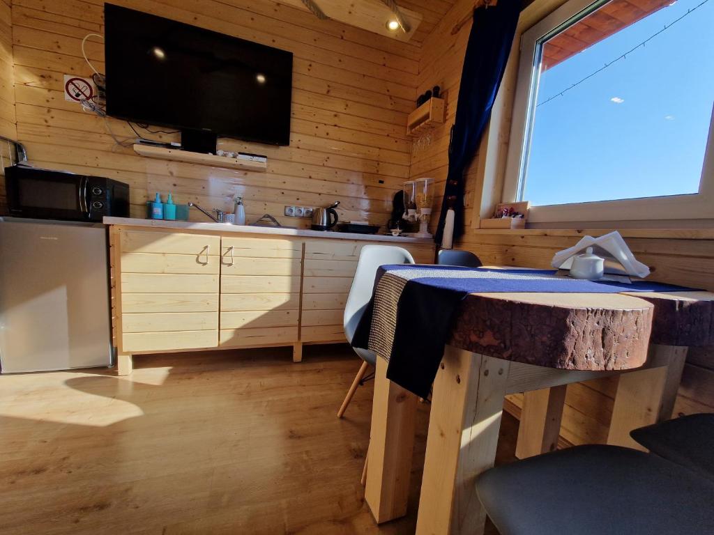 Kuchyňa alebo kuchynka v ubytovaní Apartament z Tężnią Solankową, Sauną, Kominkiem LED i Śniadaniem nad Jeziorem Żywieckim