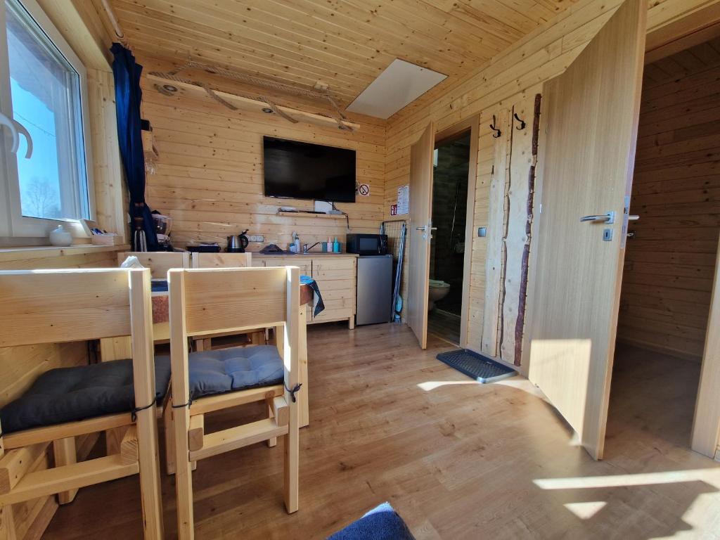 Kuchyňa alebo kuchynka v ubytovaní Apartament z Tężnią Solankową, Sauną, Kominkiem LED i Śniadaniem nad Jeziorem Żywieckim