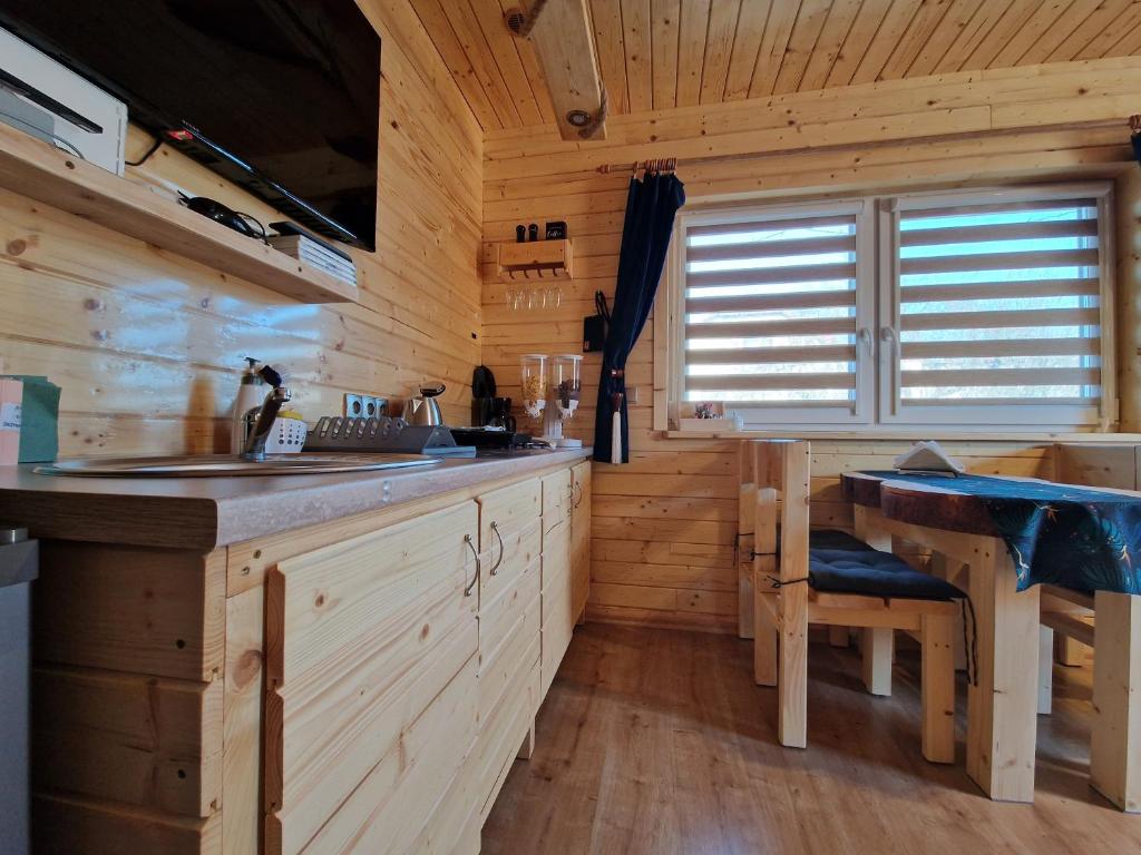 Kuchyňa alebo kuchynka v ubytovaní Apartament z Tężnią Solankową, Sauną, Kominkiem LED i Śniadaniem nad Jeziorem Żywieckim